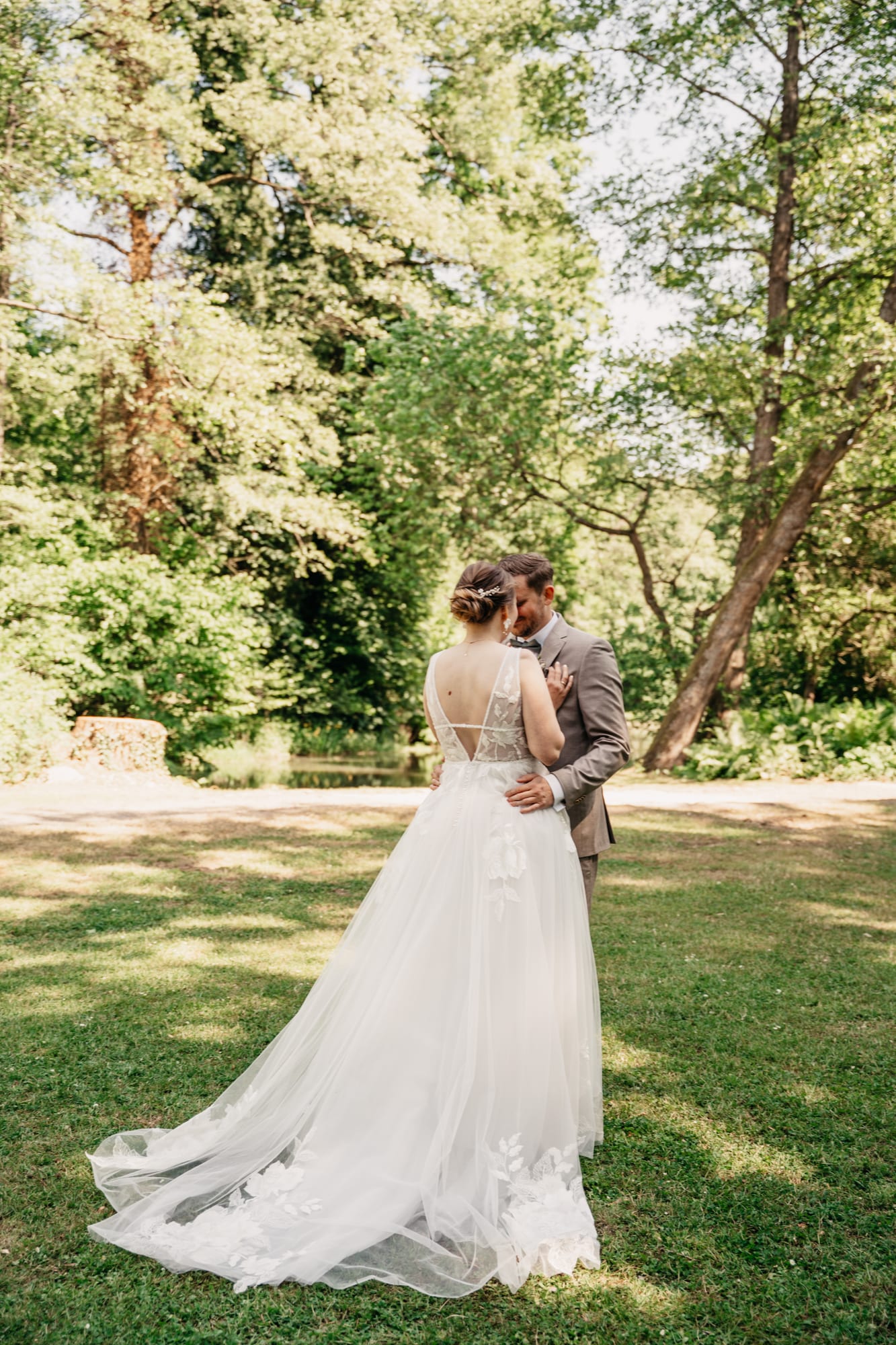 Braut mit Brautstrauß an der Cordinger Mühle – Anna Lorek Fotografie