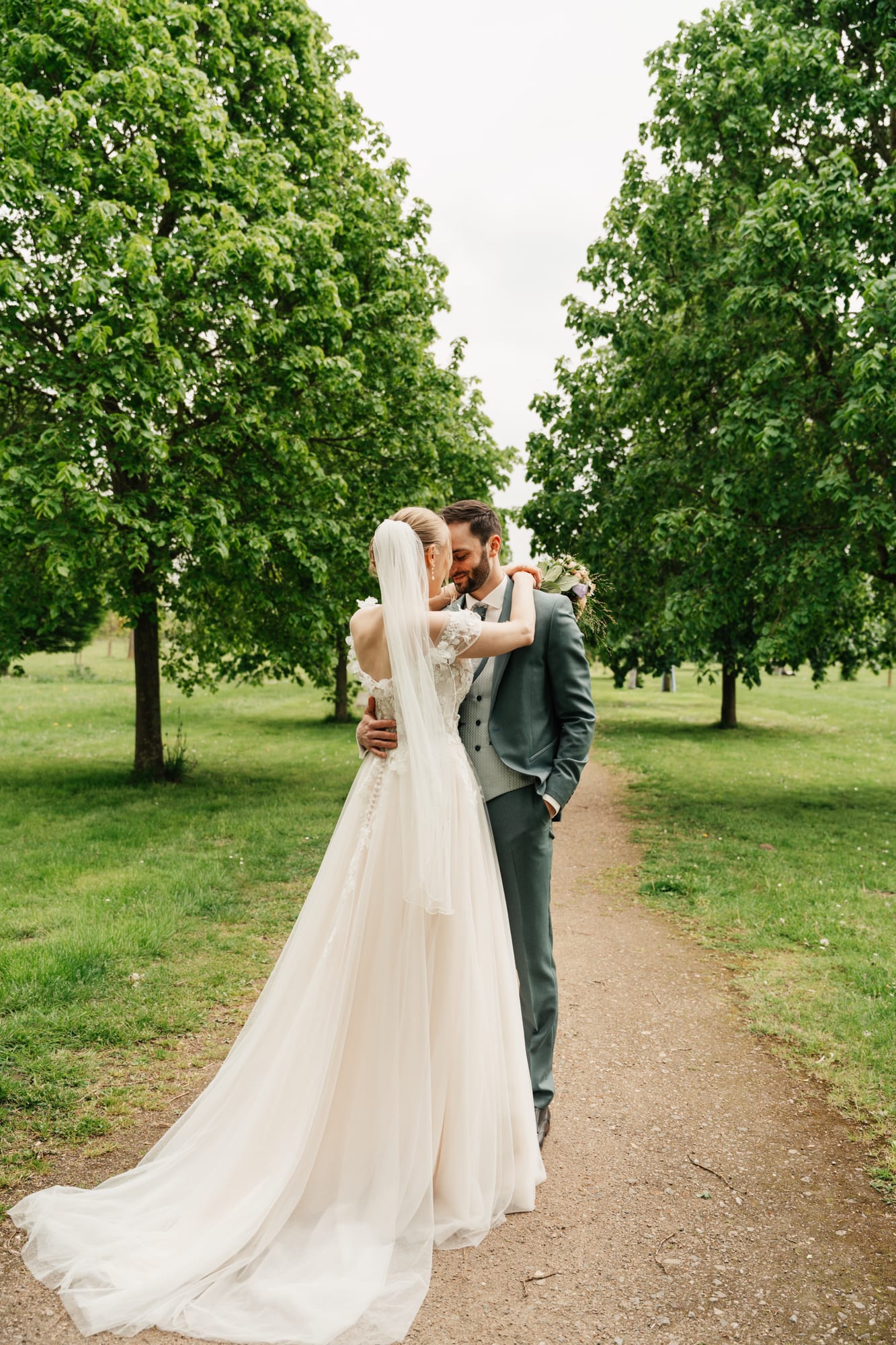 Brautpaar in der Baumallee am Erbhof Thedinghausen – Anna Lorek Fotografie