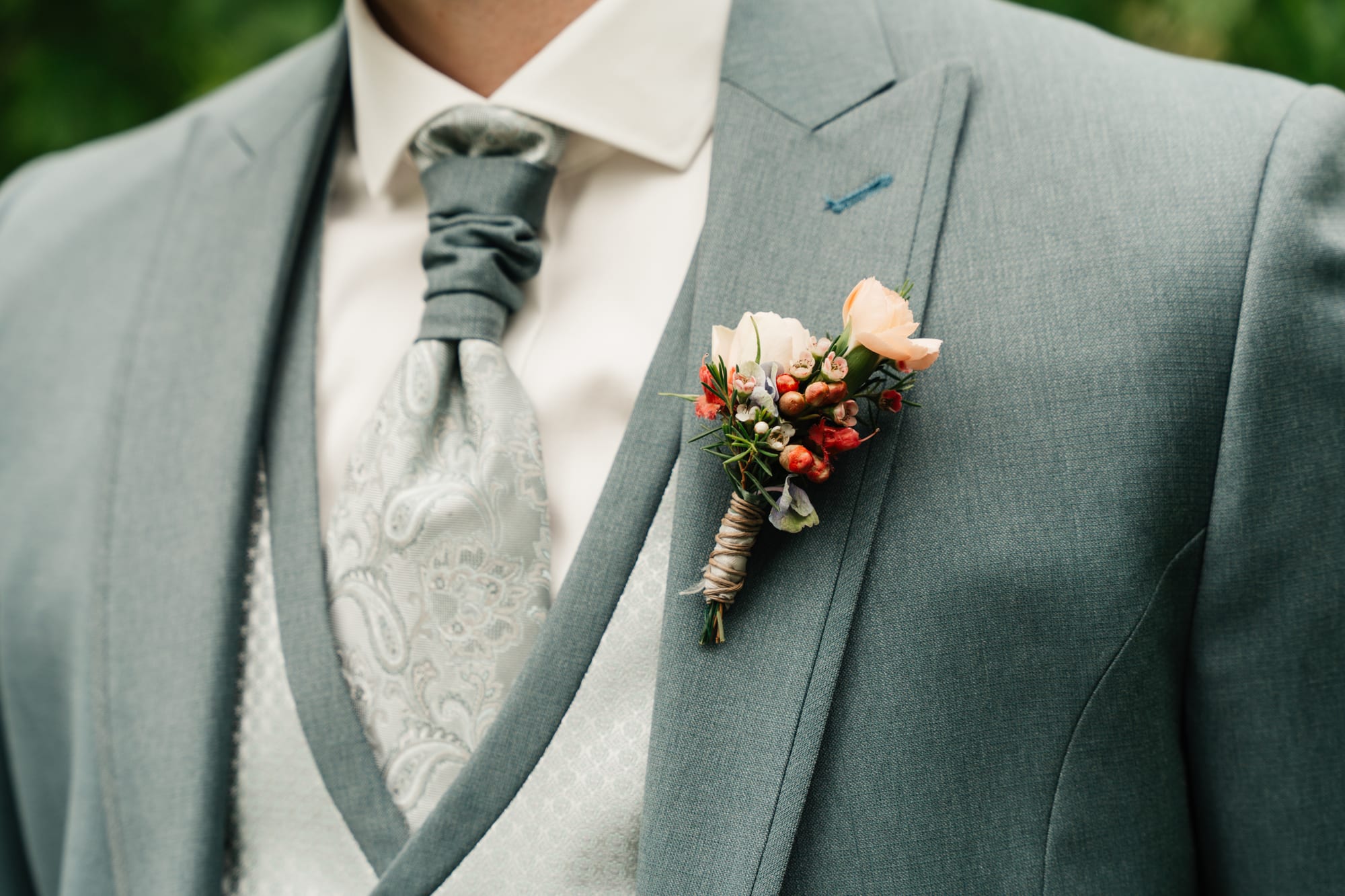 Anstecker und Hochzeitsdetails am Erbhof Thedinghausen – Anna Lorek Fotografie