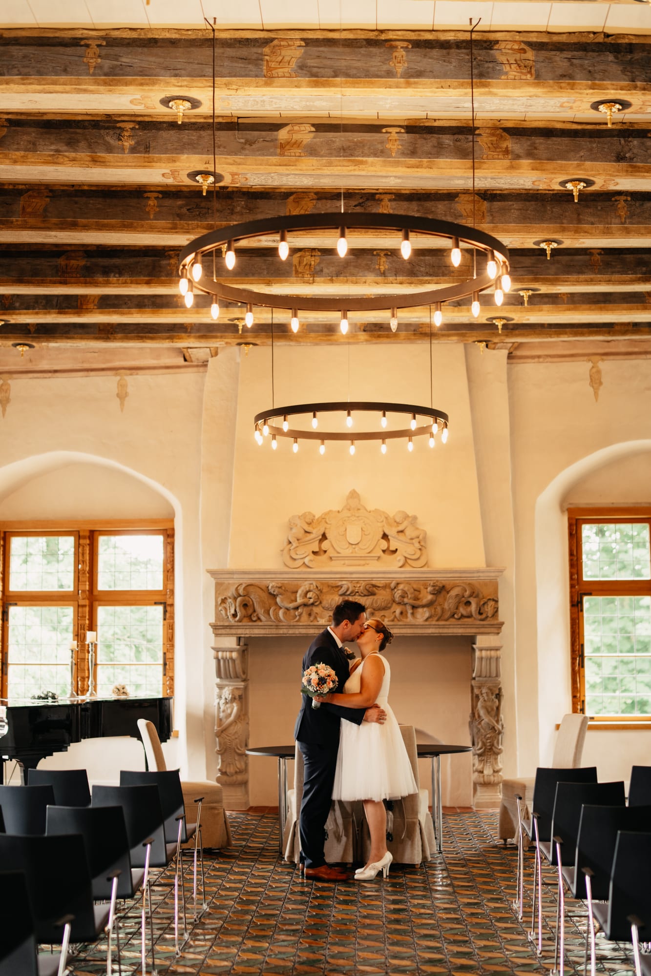 Brautpaar im Renaissancesaal des Erbhof Thedinghausen – Anna Lorek Fotografie