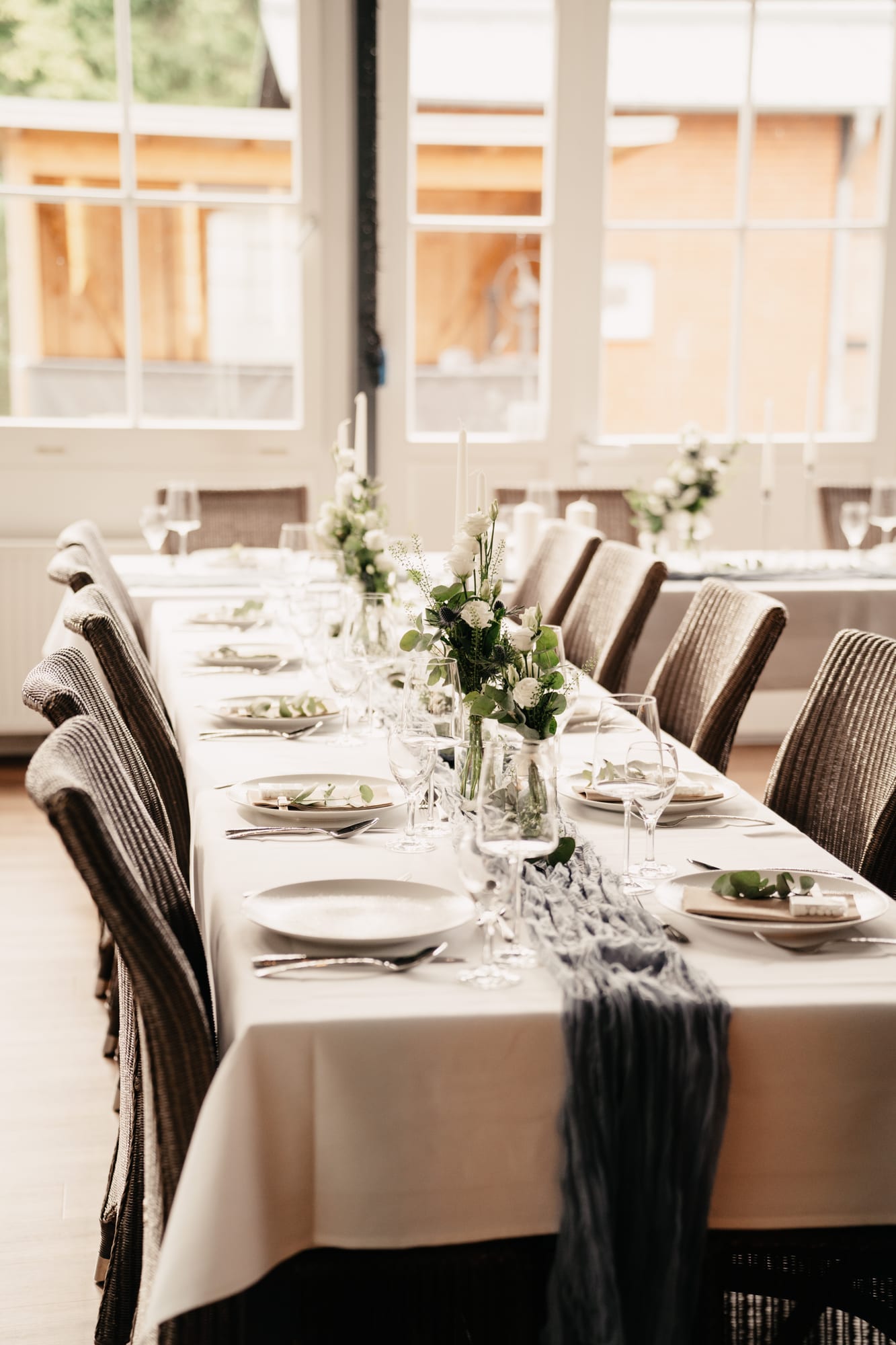 Festlich gedeckte Tafel auf Hof Sonnentau – Anna Lorek Fotografie