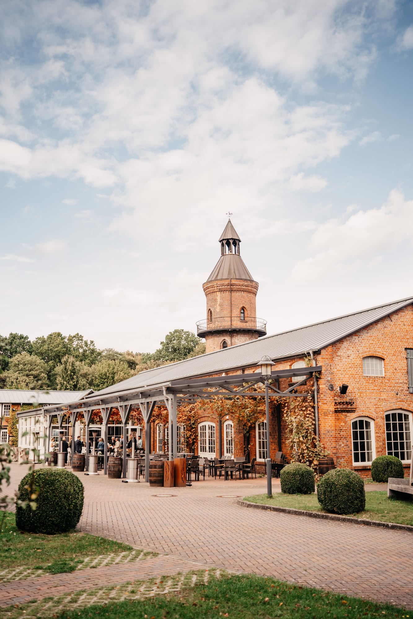 Fabrikgebäude und Wasserturm auf Hof Sonnentau – Anna Lorek Fotografie