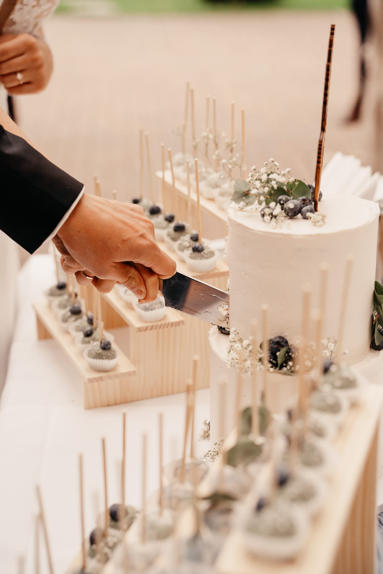 Hochzeitstorte auf Hof Sonnentau – Anna Lorek Fotografie