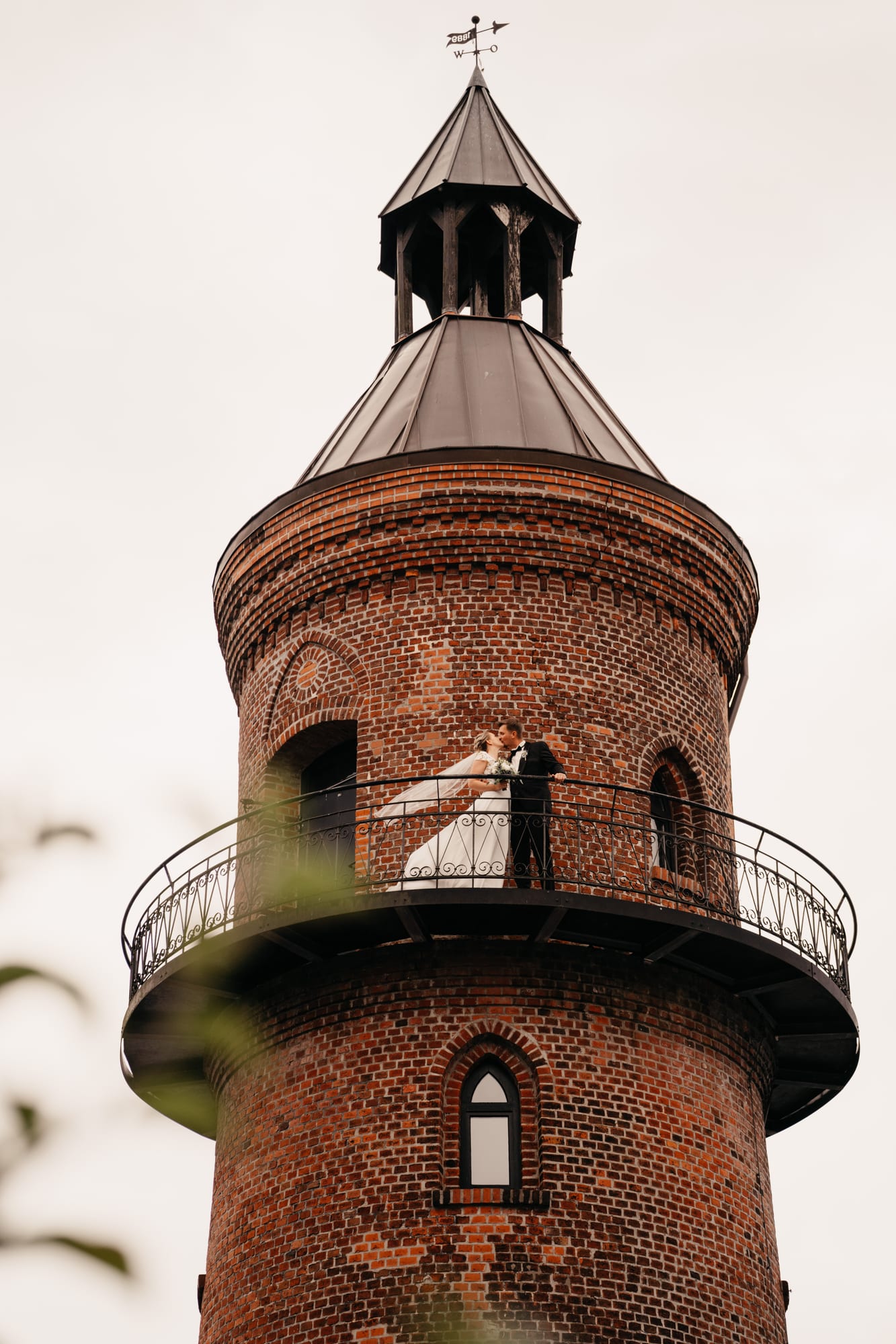 Brautpaar auf dem Wasserturm von Hof Sonnentau in Visselhövede – Anna Lorek Fotografie