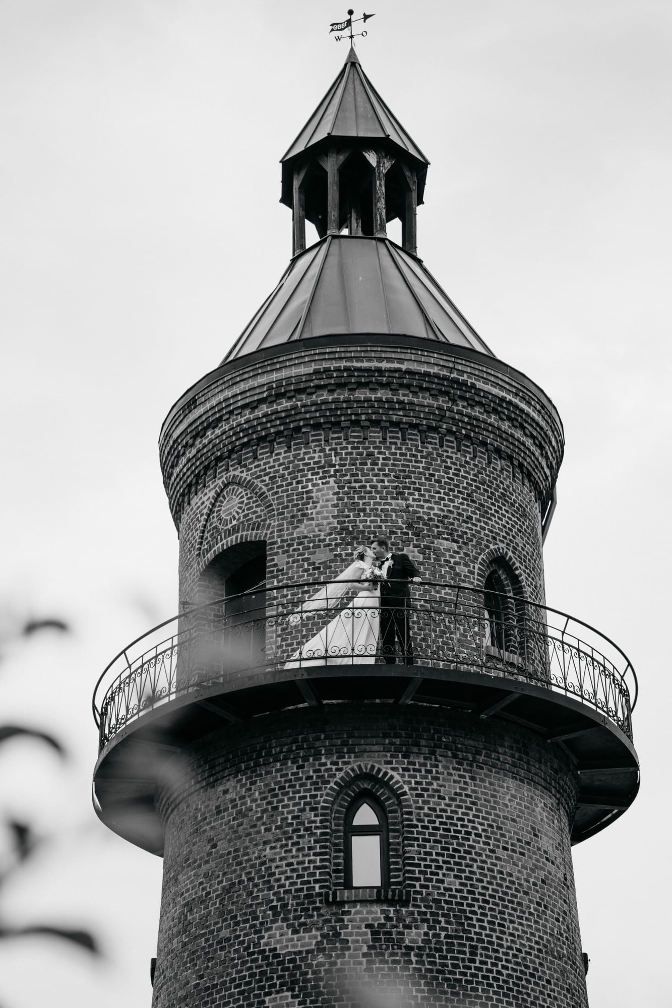 Brautpaar auf dem Wasserturm von Hof Sonnentau – Anna Lorek Fotografie