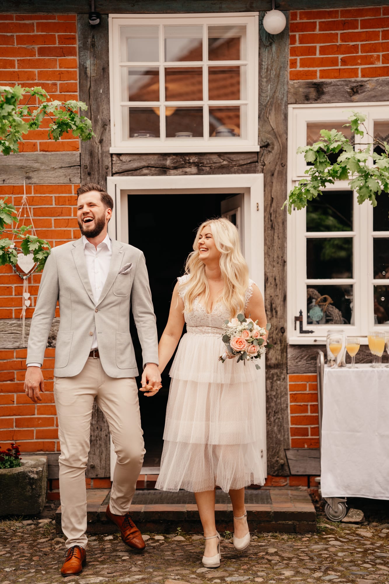 Brautpaar vor dem Fachwerk des Müllerhaus Brunsbrock – Anna Lorek Fotografie