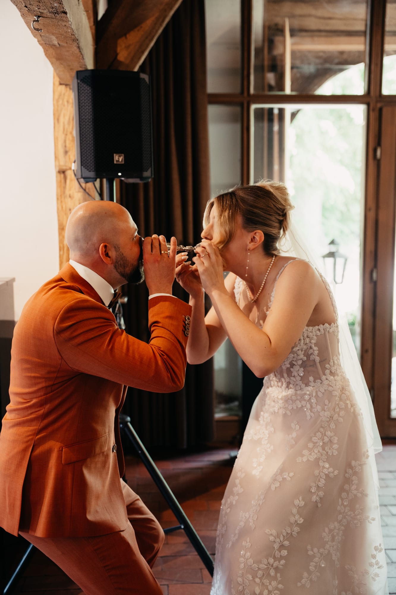Braut am Fenster des Müllerhaus Brunsbrock – Anna Lorek Fotografie