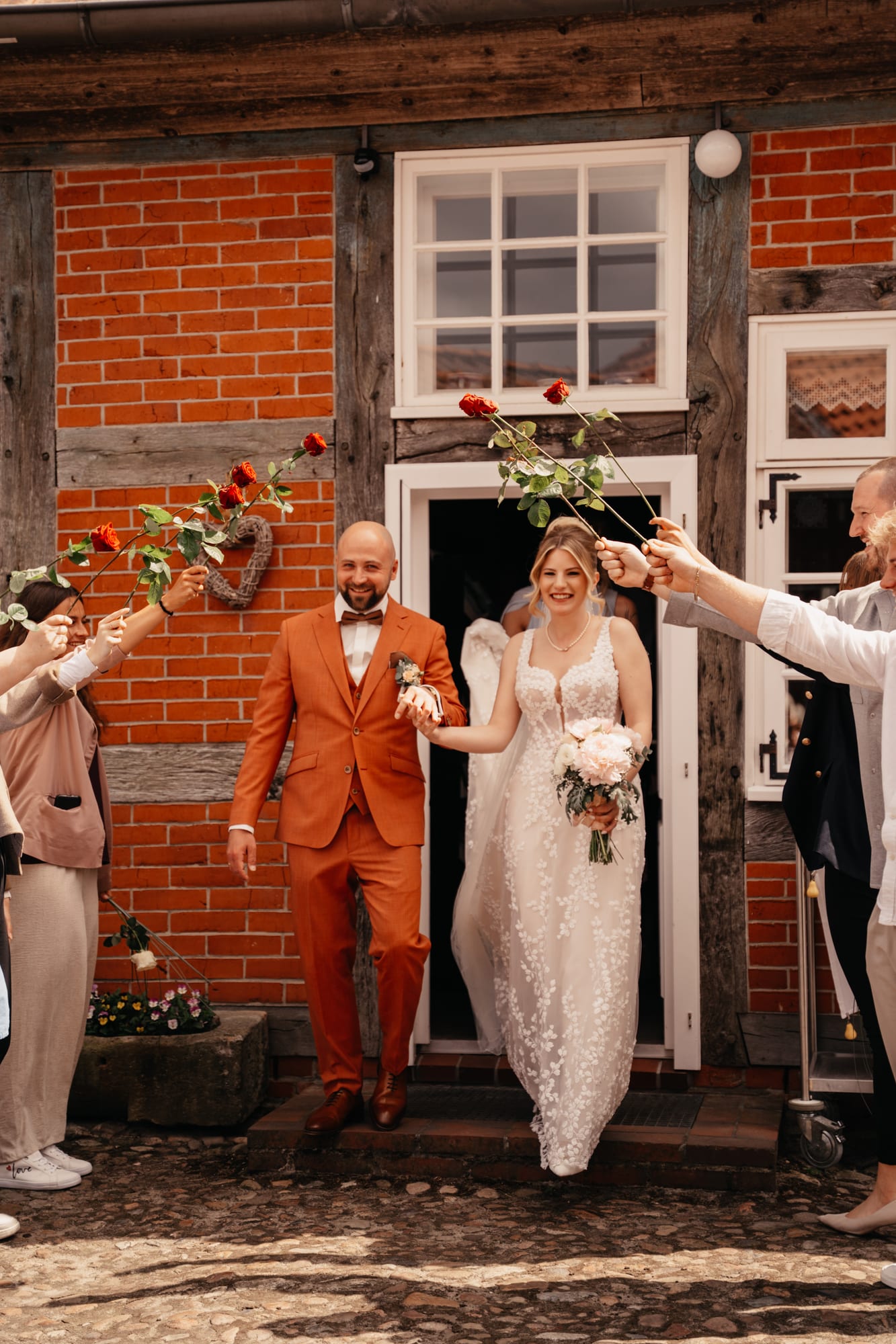 Brautpaar verlässt das Müllerhaus Brunsbrock – Anna Lorek Fotografie