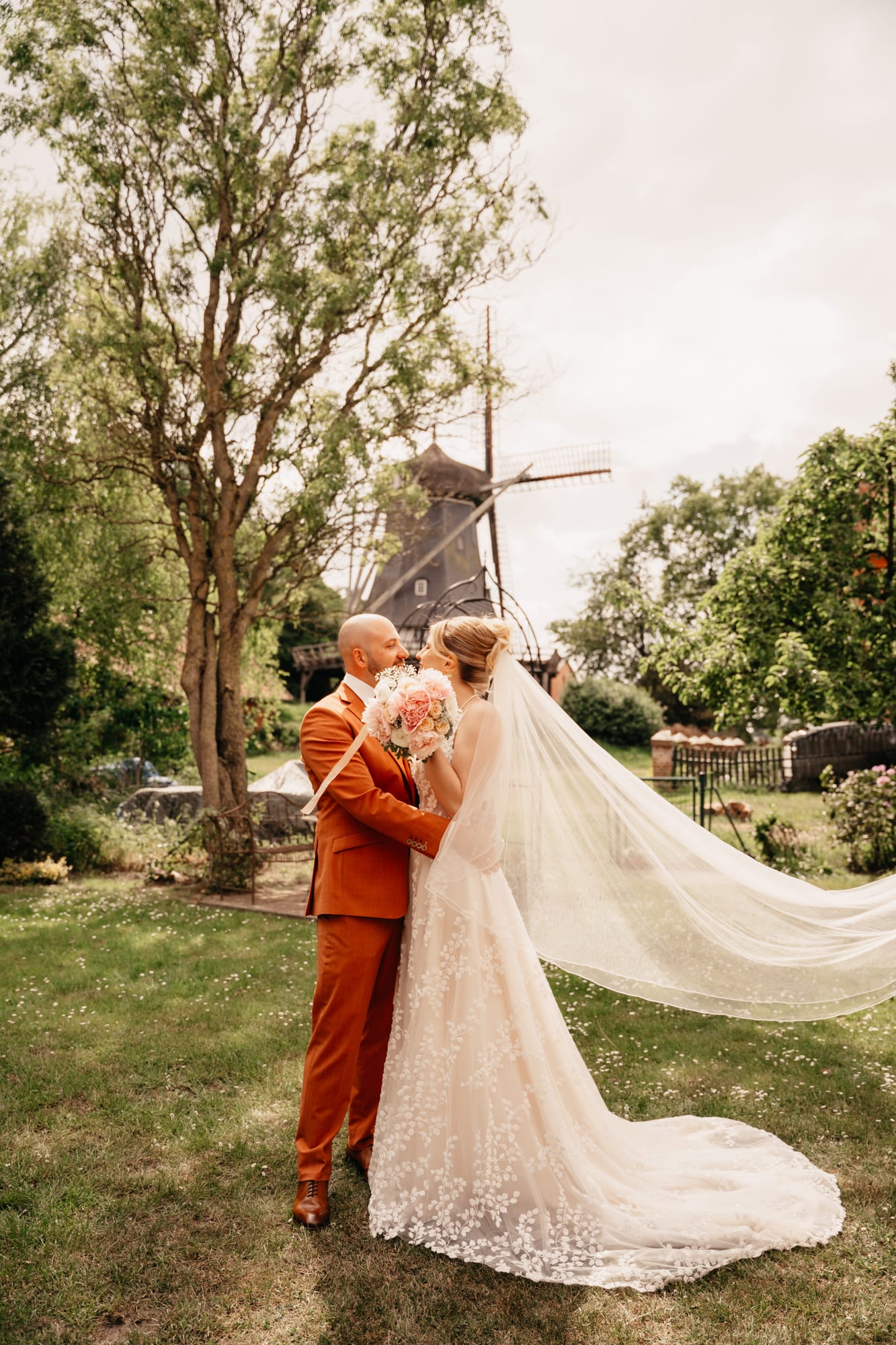 Brautpaar an der Mühle am Müllerhaus Brunsbrock – Anna Lorek Fotografie