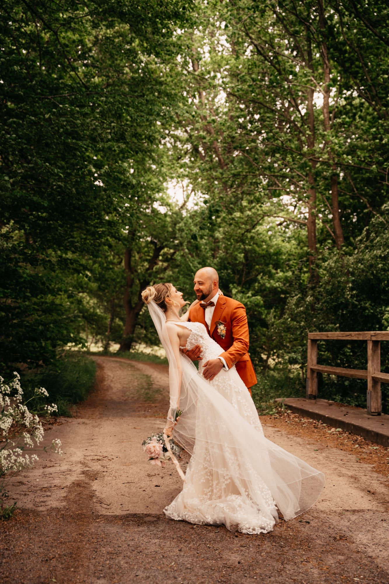 Brautpaar auf der kleinen Brücke am Müllerhaus Brunsbrock – Anna Lorek Fotografie