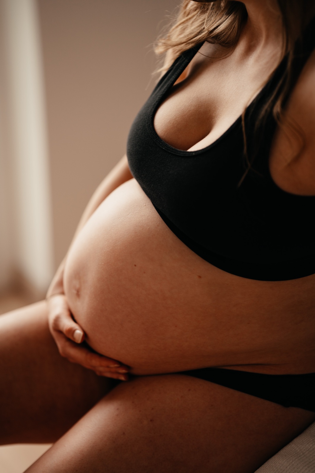 Babybauch im sanften Licht