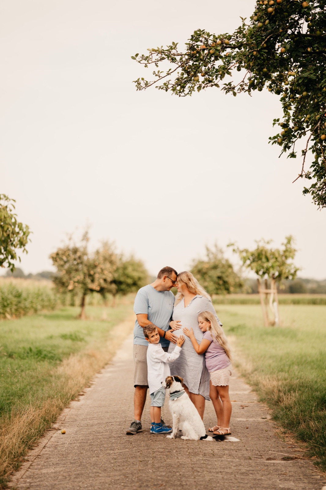 Babybauch-Shooting zuhause: intim und entspannt