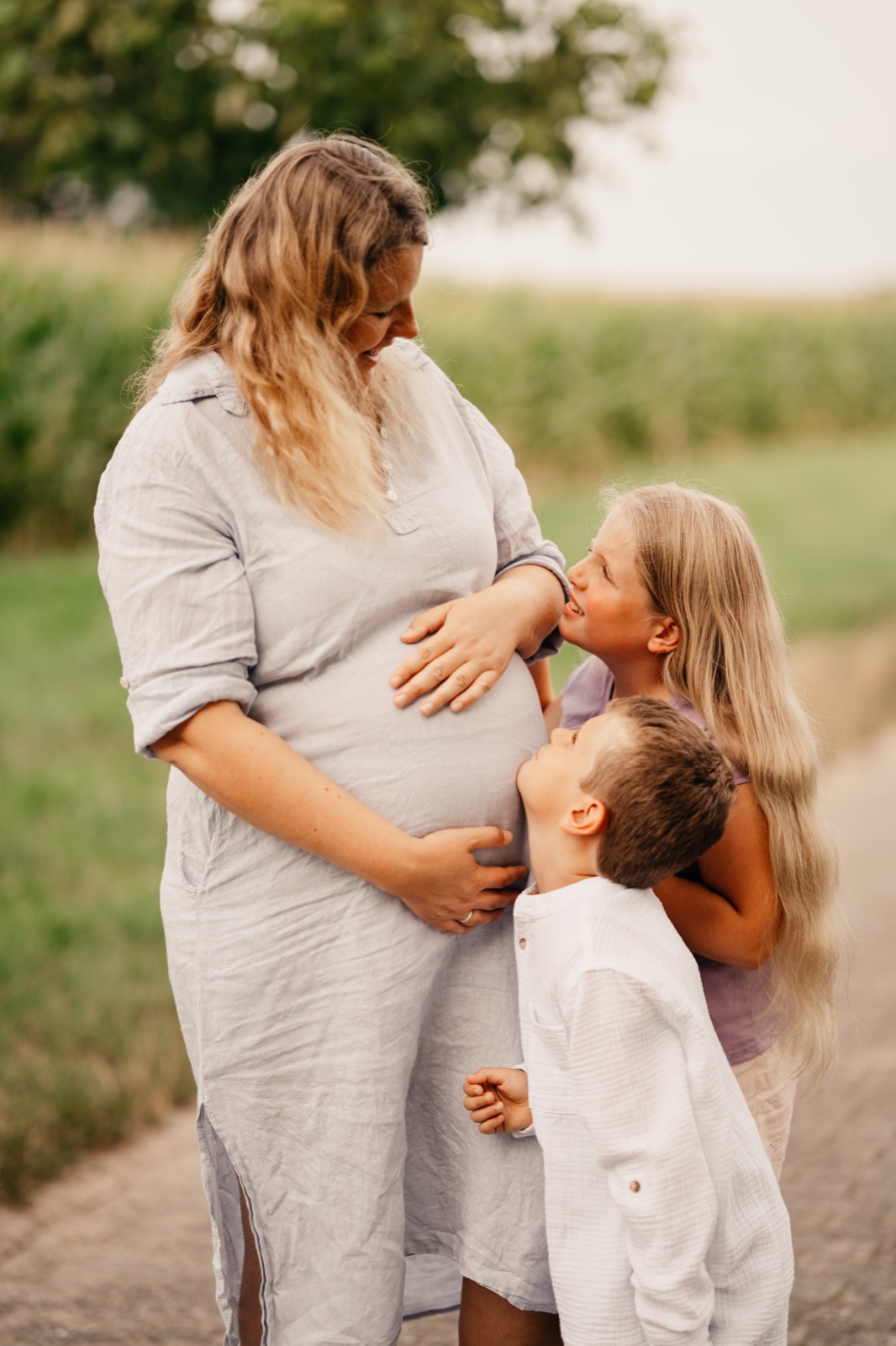 Schwangere Frau im sanften Naturlicht — Babybauch-Detail