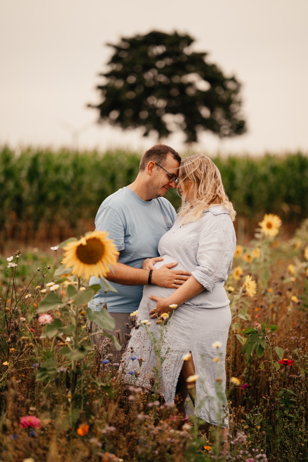 Babybauch-Detail im Profil