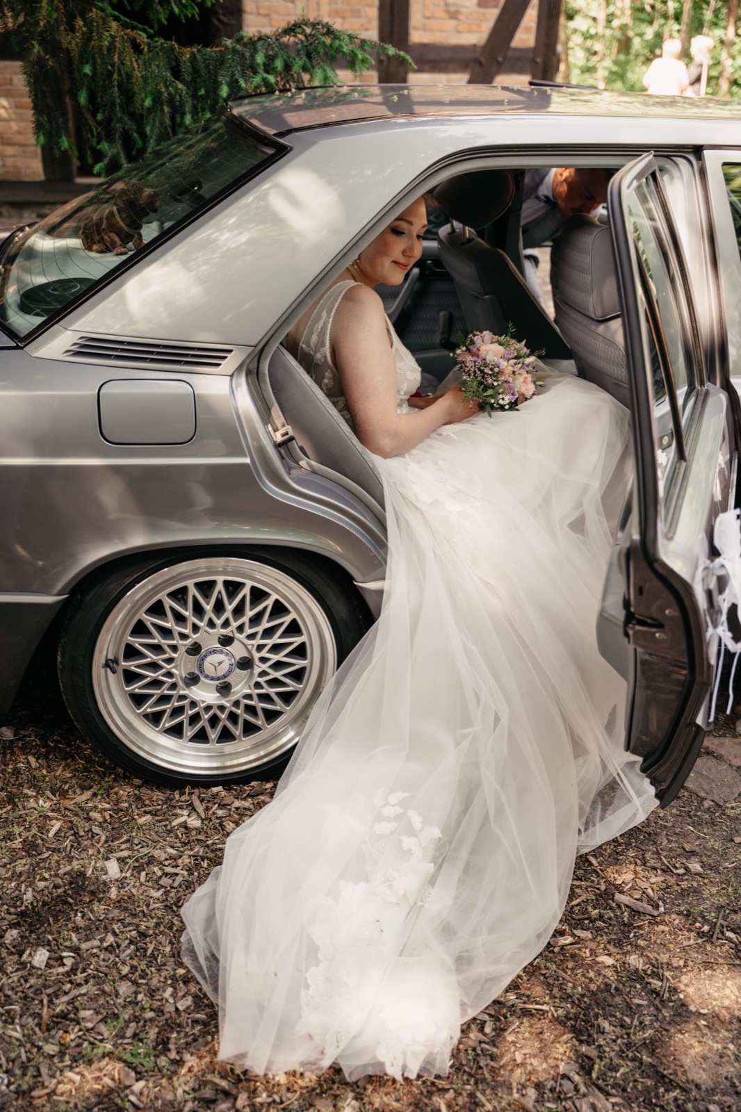 Braut steigt aus Vintage-Auto