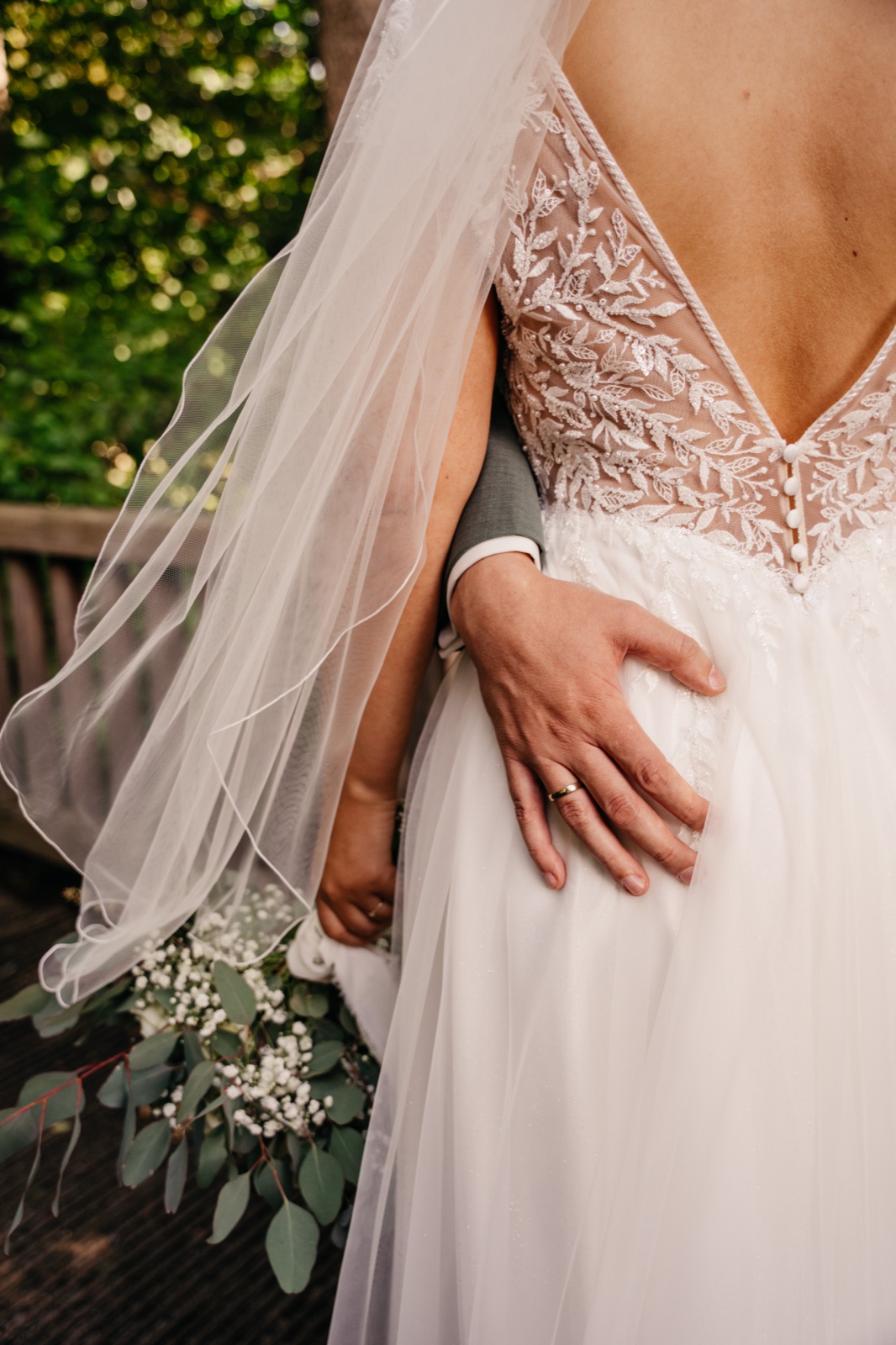 Detail Brautkleid mit Brautstrauß