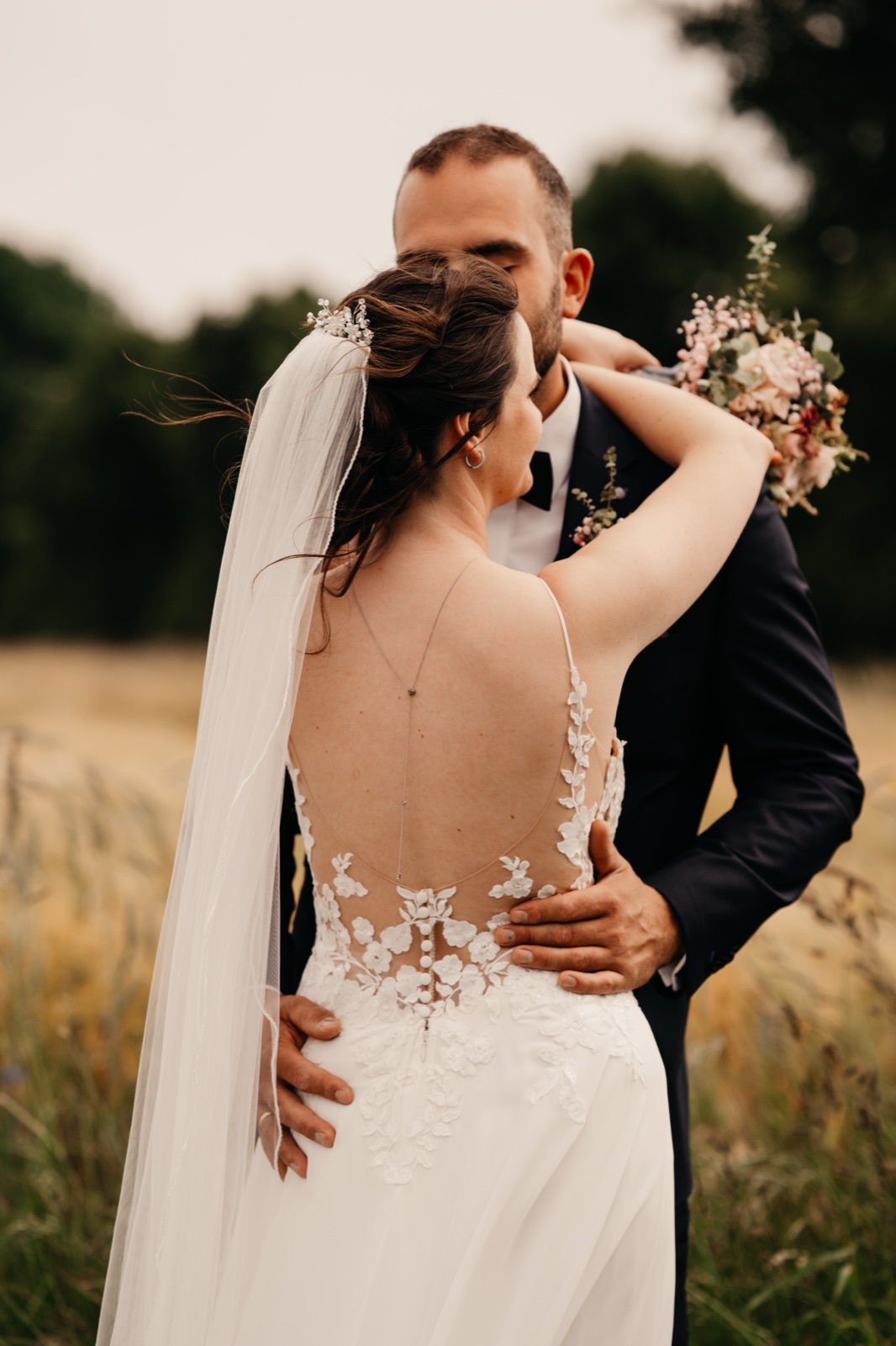 Detail Brautkleid mit Spitzenrücken und Schleier