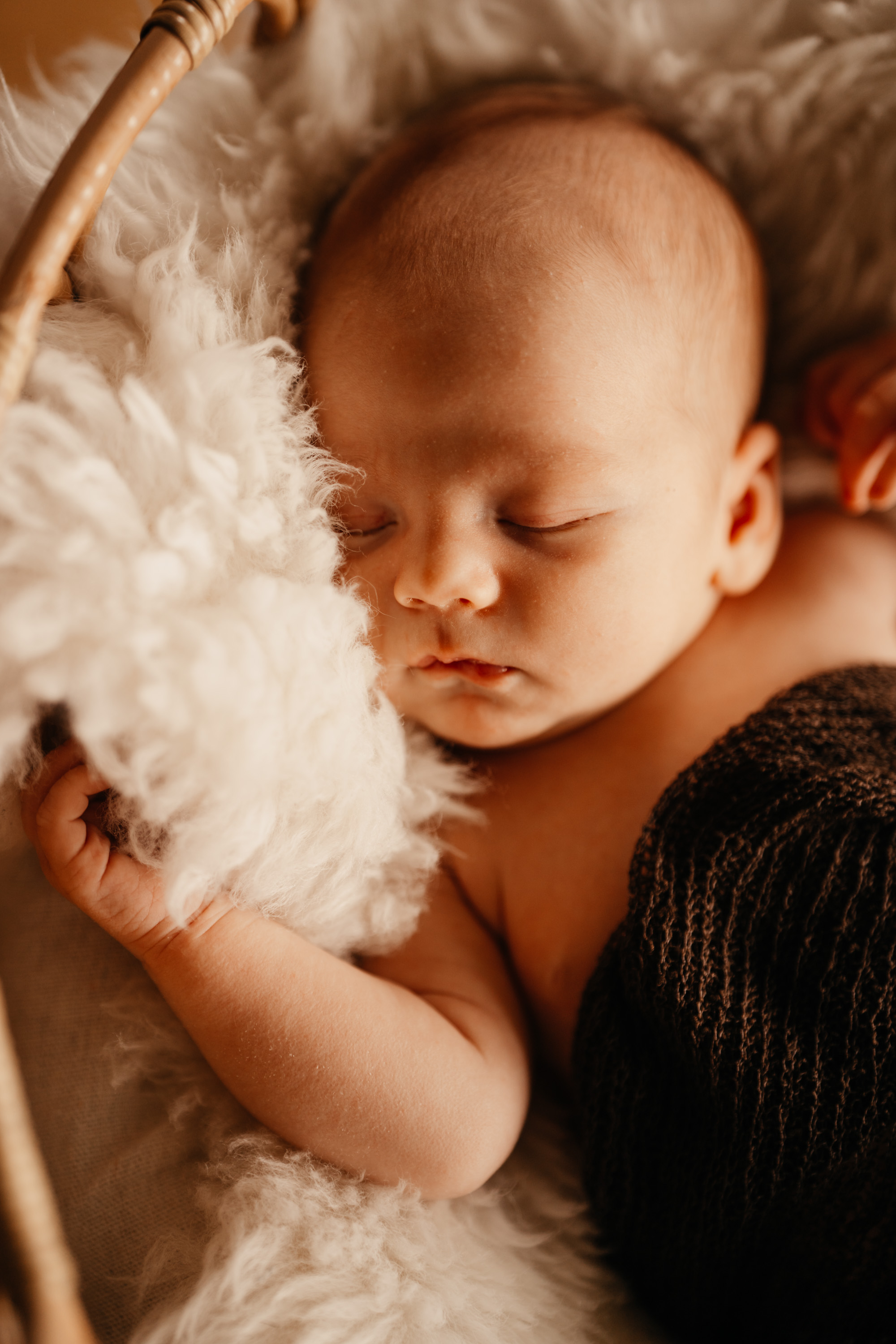 Frisch geborenes Baby schläft in den Händen der Mama