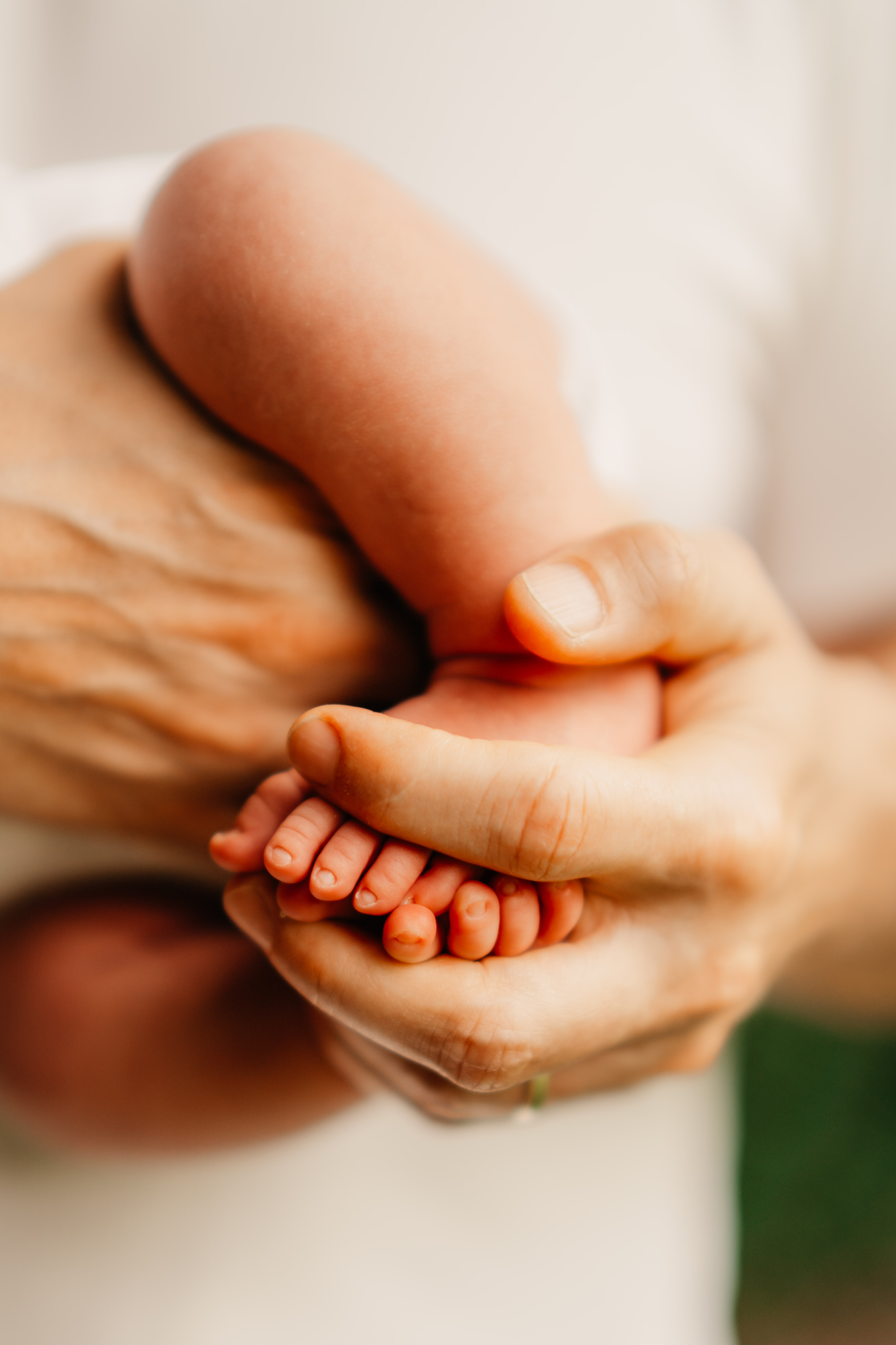 Schlafendes Neugeborenes in eingerollter Pose während des Newborn-Shootings