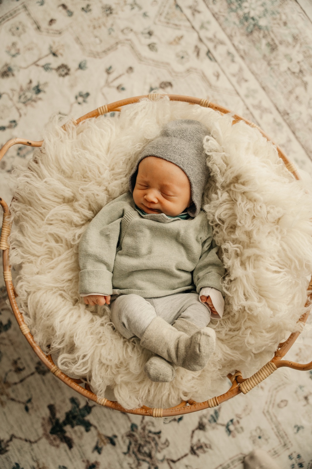 Newborn-Shooting bei der Familie zuhause, Eltern halten ihr Baby