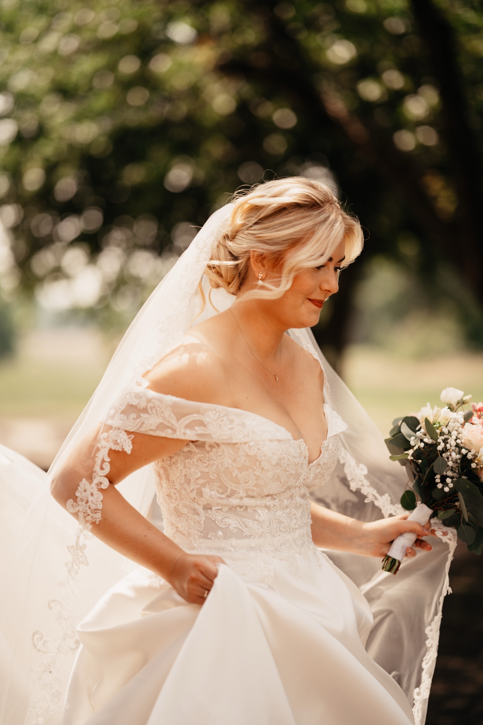 Charlotte im Brautkleid mit Schleier