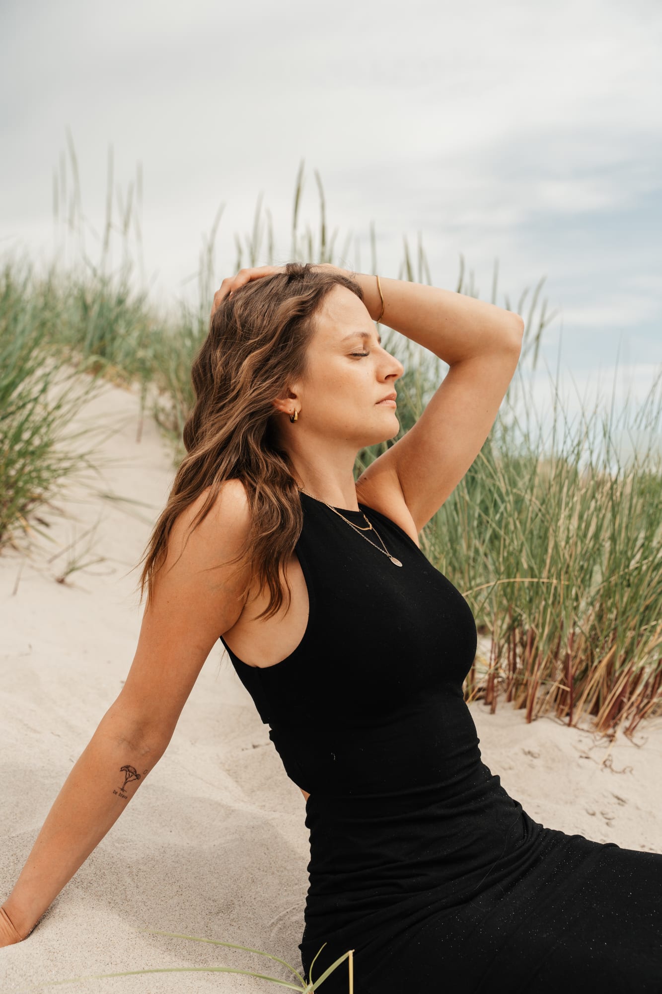 Portrait von Lena in den Dünen am Ostseestrand