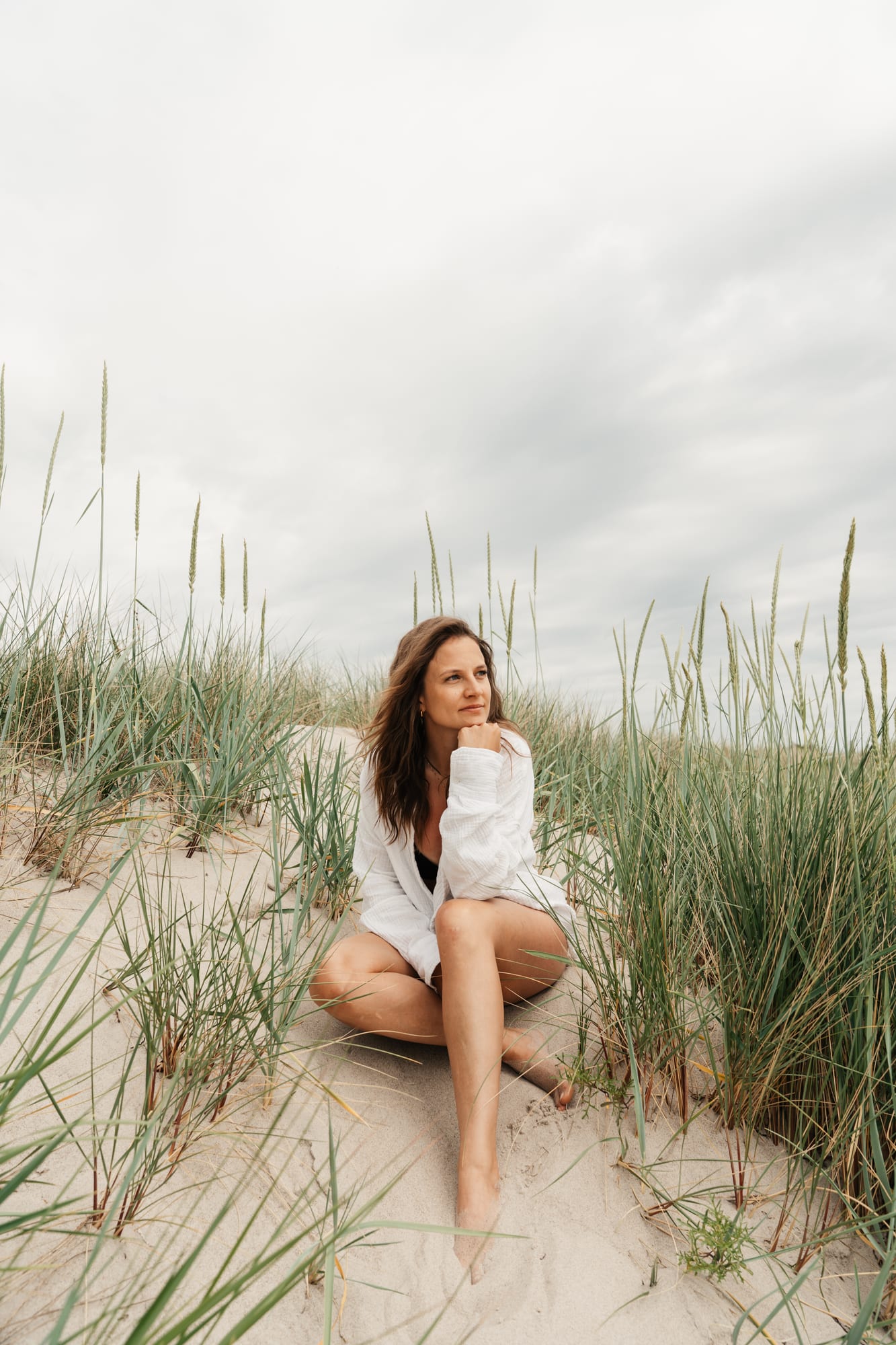 Portrait von Lena in den Dünen an der Ostsee